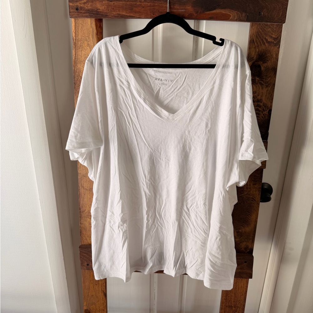 Ava & Viv White V-Neck Short Sleeve Top